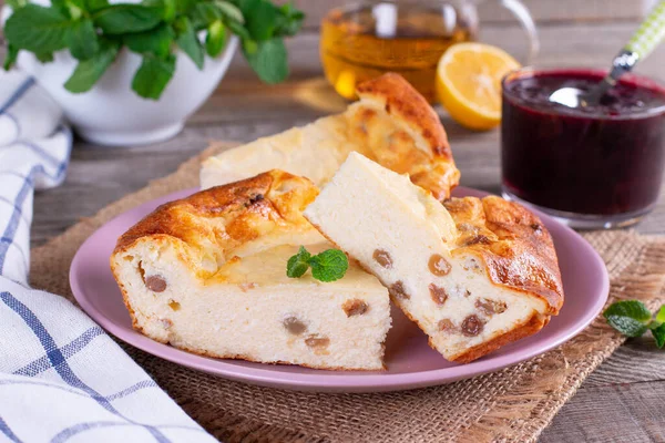 Cottage Cheese Casserole Raisins Powdered Sugar Plate Table — Stock Photo, Image