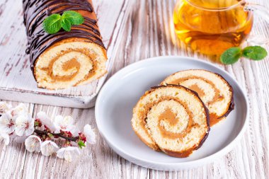 Kremayla doldurulmuş güzel bir sünger rulosu. Tatlı çöl yemekleri.