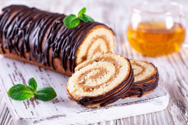 Kremayla doldurulmuş güzel bir sünger rulosu. Tatlı çöl yemekleri.