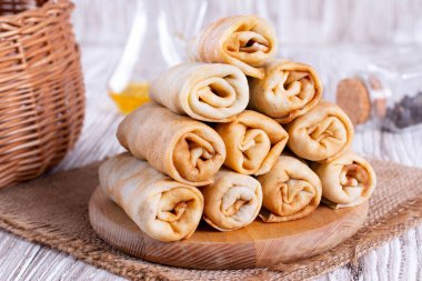 Tahta kesme tahtasına et ve pirinçle doldurulmuş gözleme.