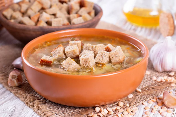 Sup Kacang Polong Tradisional Buatan Sendiri Dengan Crouton Pada Latar — Stok Foto