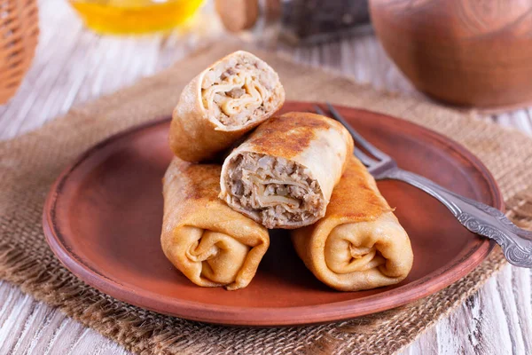 Panqueques Rellenos Con Relleno Carne Plato Cerámica Sobre Mesa — Foto de Stock