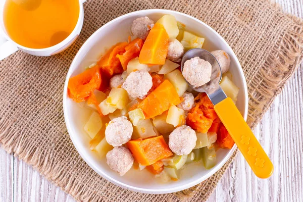 Geschmorte Kürbisse Kartoffeln Zucchini Und Frikadellen Als Abendessen Für Babys — Stockfoto