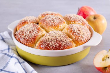 Kırıntılı çörek. Ekmek kırıntıları serpiştirilmiş. Taze ekmek ve kırıntı..