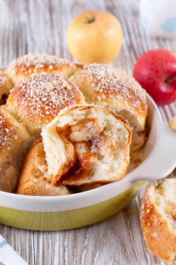 Beyaz ahşap arka planda kırıntı ve reçelli ev yapımı çörek. Kırıntılı çörek. Ekmek kırıntıları serpiştirilmiş.