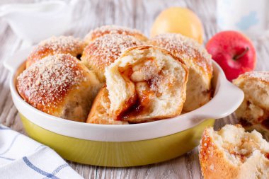 Taze ekmek ve ekmek kırıntısı. Kırıntılı çörek. Ekmek kırıntıları serpiştirilmiş.