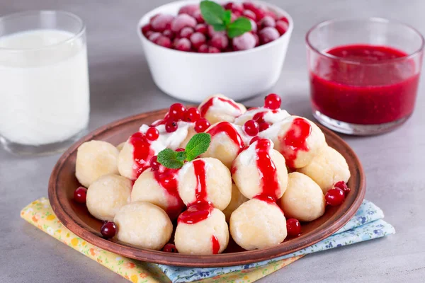 Gnocchi Tradizionali Russi Ucraini Serviti Con Yogurt Bacche Piatto Ceramica — Foto Stock