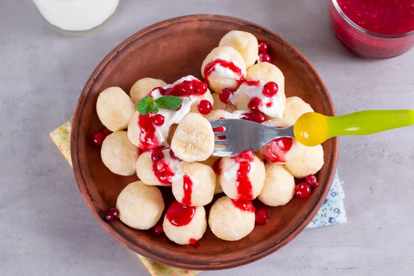 Gnocchi Tradizionali Russi Ucraini Serviti Con Yogurt Bacche Piatto Ceramica — Foto Stock