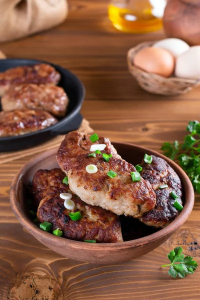 Homemade Roasted Beef Cutlets Ceramic Bowl Wooden Table Fresh Parsley — Stock Photo, Image