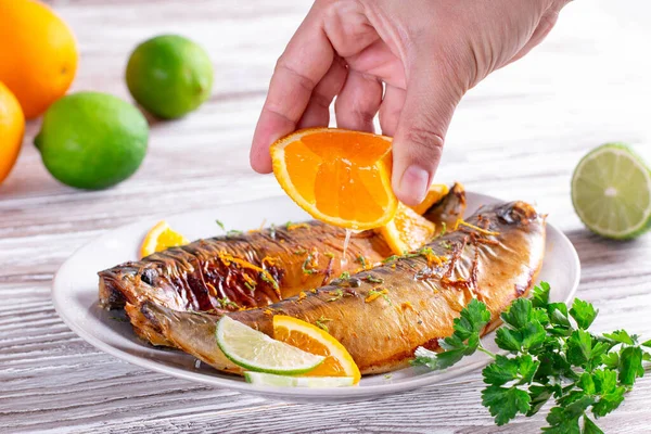 Comida Gourmet Pescado Horno Con Rodajas Lima Naranja Con Salsa —  Fotos de Stock