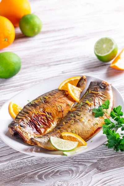 Gourmet Mat Bakad Fisk Med Lime Och Apelsinskivor Med Apelsinsås — Stockfoto