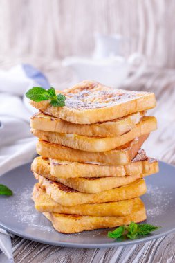 Lezzetli Fransız tostu ve masada pudra şekeri.