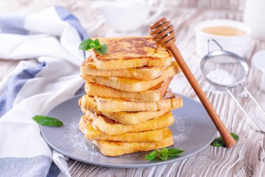 Beyaz ahşap masada ballı taze ev yapımı çıtır tost. Nefis kahvaltı..