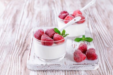 Masada donmuş çilekli yoğurt tatlısı.