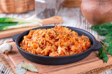 Ahşap bir masada etli haşlanmış lahana..