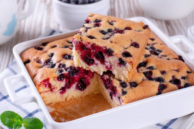 Fırında böğürtlenli taze sünger keki.