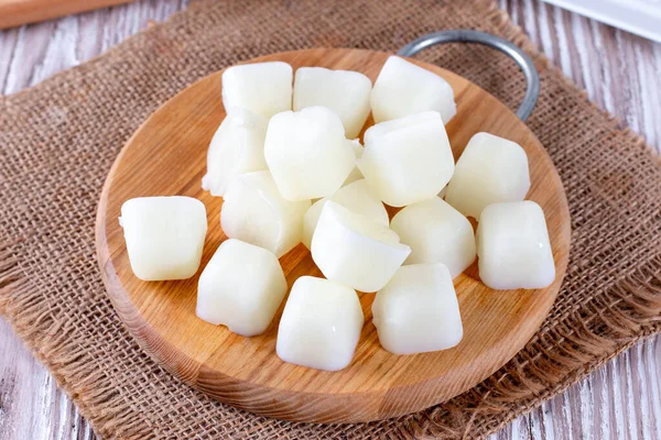 Melk Ijsblokjes Een Snijplank Een Witte Houten Tafel — Stockfoto