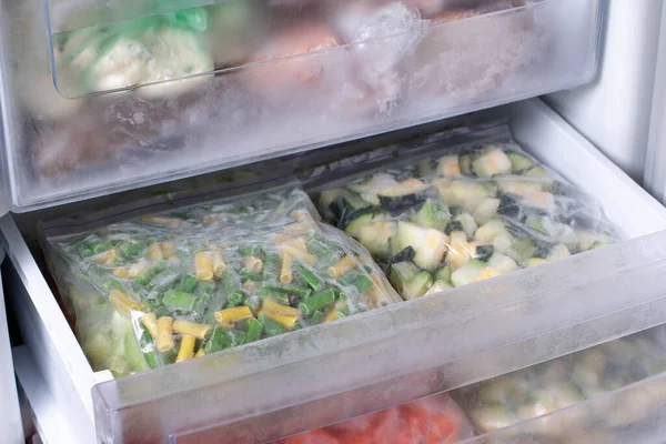 Zacskók Fagyasztott Zöldségekkel Hűtőben Fagyasztott Spárgabab Közelkép — Stock Fotó