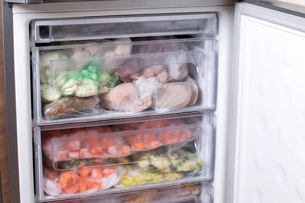 냉동식품은 냉장고 있습니다 냉동실 선반에 야채들 — 스톡 사진