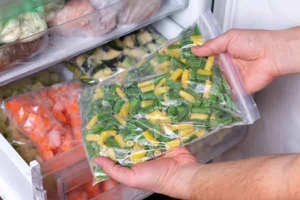 Sacos Com Legumes Congelados Geladeira Feijões Espargos Congelados Close — Fotografia de Stock