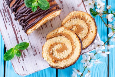 Mavi arka planda süngerli kek rulosu