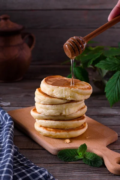 Stapelweise Pfannkuchen Mit Honigsirup Auf Dunklem Holzgrund Gesundes Frühstück — Stockfoto