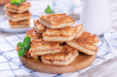 Ahşap tahtada reçelli lezzetli rendelenmiş turta