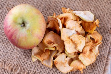 Ahşap arka planda kesilmiş ev yapımı organik elma.