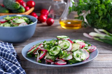 Salatalıktan taze bahar salatası ve ahşap bir masada turp.