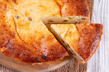 Kuru üzümlü taze ev yapımı süzme peynir güveci. Sağlıklı yemek, bebek maması.