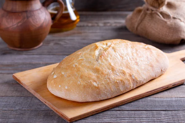 Pan Ciabatta Recién Horneado Tabla Cortar Madera Ciabatta Con Orejas —  Fotos de Stock