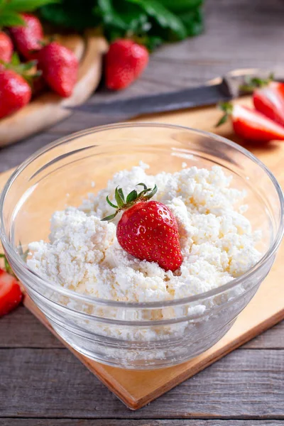 Cam kasede çilekli organik süzme peynir. Nefis kahvaltı..