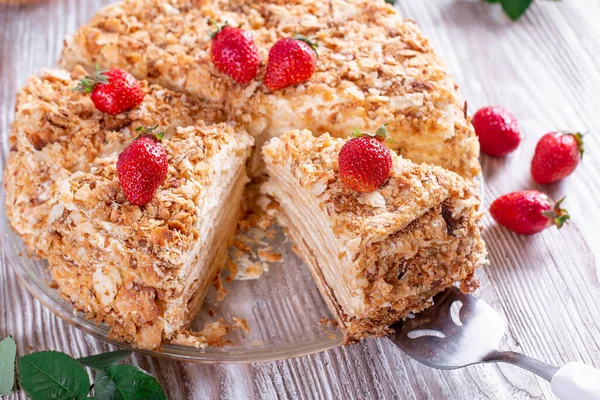 Bolo Napoleão Fatiado Uma Mesa Madeira Branca Sobremesa Clássica — Fotografia de Stock