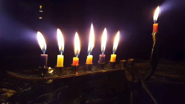 Chanoeka Kaarsen in een moderne metalen menorah — Stockfoto