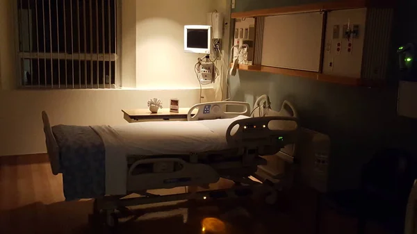 Lege ziekenhuiskamer met nachtlampje aan — Stockfoto
