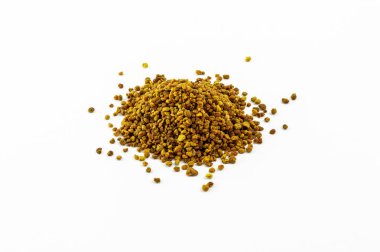 Beyaz arkaplanda arı poleni grubu