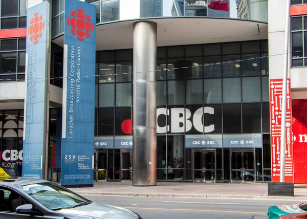 Toronto, Ontario, Kanada - 21 Ekim 2019: Kanada Yayın Şirketi Cbc 'nin ön girişi, Toronto şehir merkezinde bina.