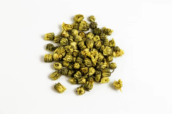 Beyaz arka planda bir grup kurutulmuş kasımpatı çayı çiçeği.