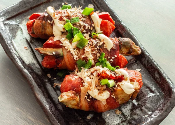 Pastırmalı avokado ve sosisli sandviç. Üzerine mayonez, taze soğan, susam ve taze soğan..