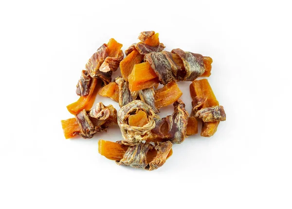 Köpek maması, tatlı patates ve beyaz arka planda kurutulmuş et. Doğal malzemeler. Katkı maddesi yok ve evcil hayvanlar için tahılsız ikram..