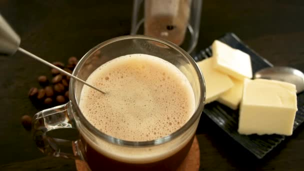在制作奶油咖啡 防弹咖啡时使用牛奶泡沫 方便地在咖啡中加入脂肪 — 图库视频影像