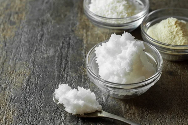 organik saf hindistan cevizi yağı ve bir kaşık dolusu hindistan cevizi yağı..