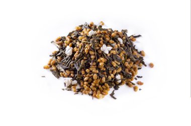 Bir grup Genmaicha, kahverengi pirinç çayı, beyaz arka planda.