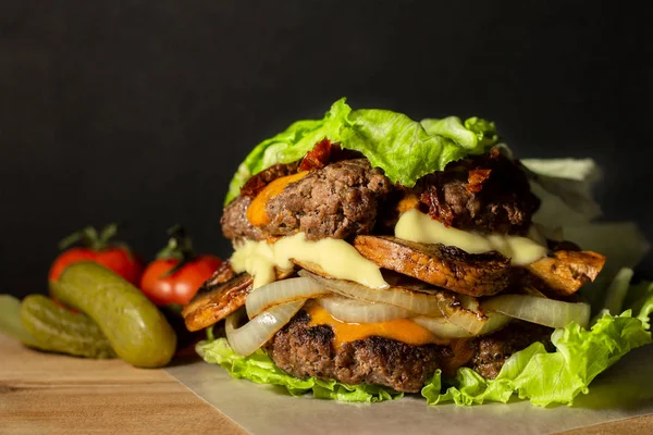 Hamburguesa Keto Lechuga Envuelta Hamburguesa Apilada Con Empanadas Champiñones Cebolla —  Fotos de Stock