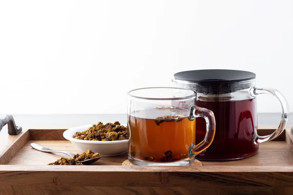 Doğal, organik Chaga mantarı ve ahşap tepside servis edilen mantar çayı..