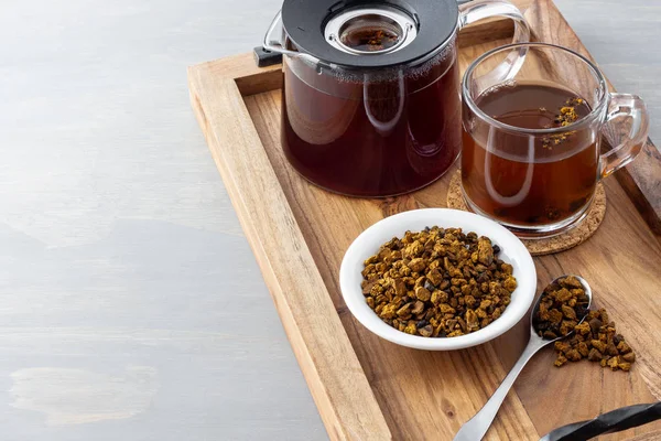 Doğal, organik Chaga mantarı ve ahşap tepside servis edilen mantar çayı..