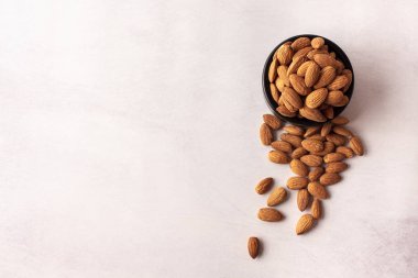 Siyah bir kâsede doğal ve organik bademler..