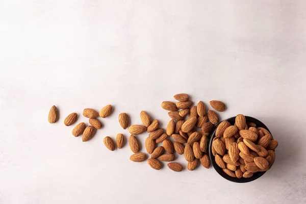 Natural Organic Almonds Black Bowl Top View — 스톡 사진