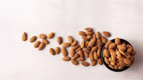 Siyah bir kâsede doğal ve organik bademler..