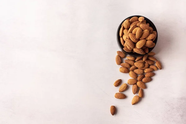 Siyah bir kâsede doğal ve organik bademler..